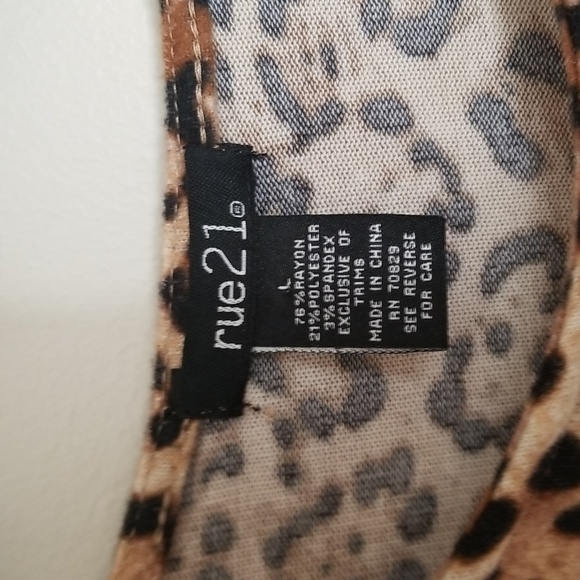 Rue 21 Leopard cold shoulder top sz large large - Picture 2 of 4